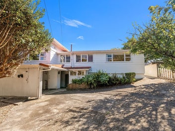 First Time on Market, Classic 1950s Do-Up on 817m²