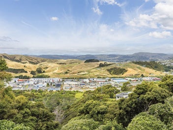 SUNNY TWO-BEDROOM UNIT! WALK TO THE BEACH!