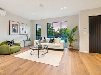 Sea Views & Macleans College Zone