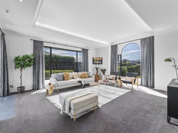 Large Luxury Living in Stoke at a Great Price!