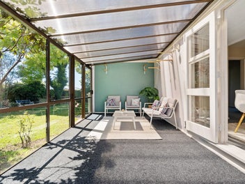 Sunny, Spacious and Burnside High Zoned