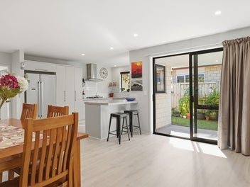 Relaxed Living with an Entertainer’s Edge