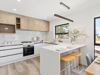 NEAR NEW & READY - MUST BE SOLD