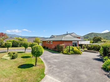 Waikawa - Space, Sun & Views of the Sea.