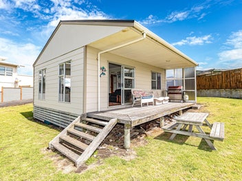 Classic Kiwi Bach – Waiinu Beach