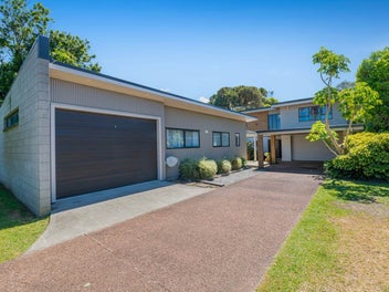 BIG & BEAUTIFUL HOME & MINOR DWELLING ON THE PARK