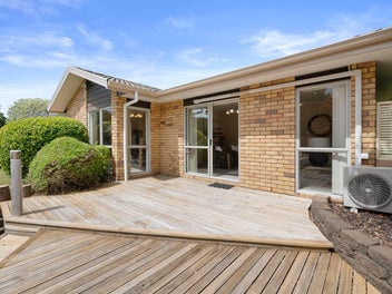 SINGLE LEVEL – BRICK & TILE!