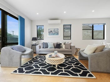 FANTASTIC ENTRY + LOCATION!