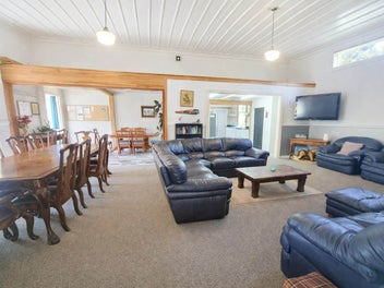 Spacious Rural Living With Options!!