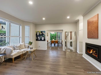 Walk to Kristin: Spacious 6-Bedroom Family House