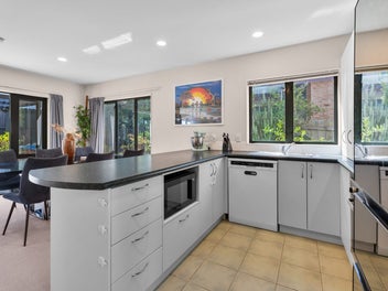 Gorgeous Private Setting & Handy Location!