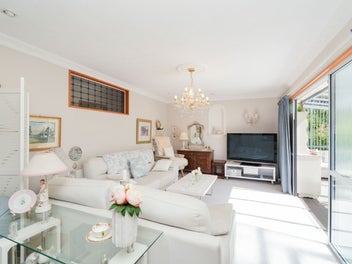 PRIME GLADSTONE TOWNHOUSE-RARE FIND -ACT FAST