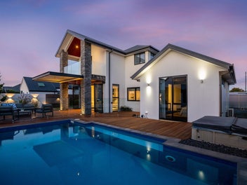 Lifestyle, Luxury with four car garaging