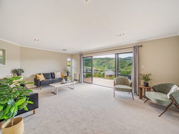 Large Family Living - Auction and Deadline