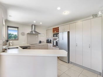 Horses, hills and a home to match