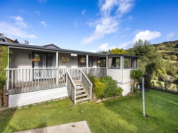 Space & Sunshine: Main Home plus Sleepout