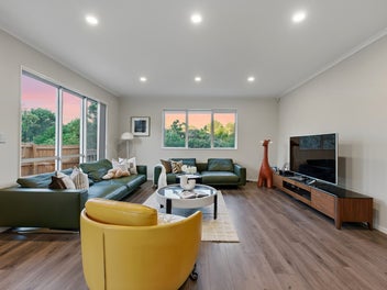 Walk to Kristin: Spacious 6-Bedroom Family House