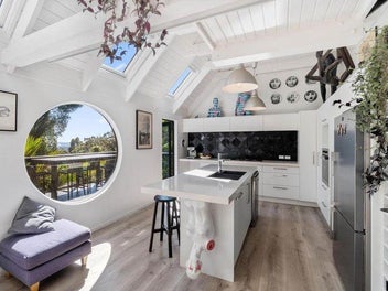 Quintessential Titirangi On Kohu