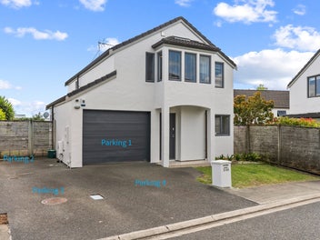 Sun-filled Living in Top School Zone + 4 Car Parks
