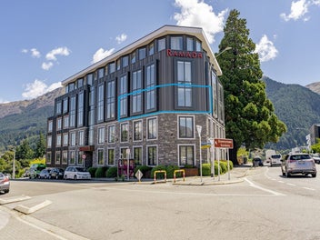 Centrally located managed apartment with views