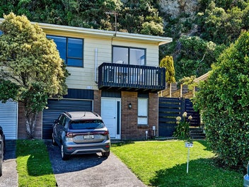 GREAT VALUE & VIEWS HANDY TO TOWN