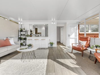 Parkside Serenity - Fully Renovated Brick and Tile