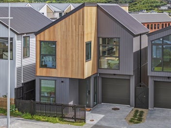 5.6m Stud Ceiling & Private Sea View Balcony