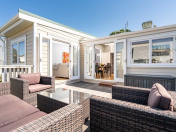 SUNNY CHARACTER HOME | 4-BED & EXTENDED LIVING