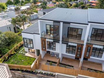 Stunning Modern Townhouse, Prime Orakei Location!