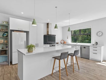 Peaceful Living on Holiday Crescent