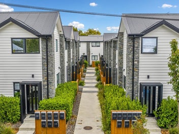 Stylish Two-Bedroom Townhouse with Sunny Courtyard