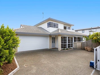 Ultimate Beachside Retreat: Modern & Private