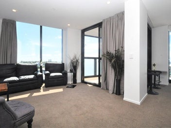 City Apartment With Seaviews