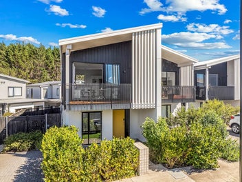 Modern Freehold Title Duplex Townhouse