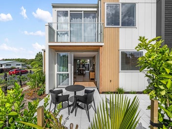 3-beds, minutes from beach! ** SHOW HOME OPEN