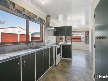 4 Beds, Double Garage & Big Workshop - Add Value