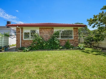 Brick & Tile Bargain-4 Bedrooms + 3 Parking Spaces