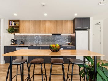 Sunny Two Bedroom Apartment – Walk to Town