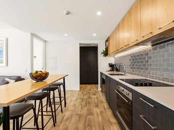 Sunny Two Bedroom Apartment – Walk to Town