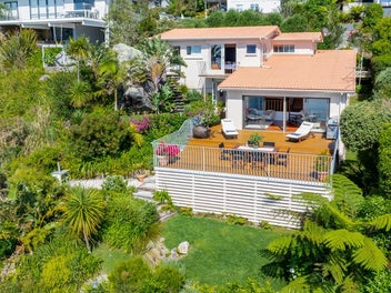 Where Ocean Meets Sky - Exclusive Mt Paku Living