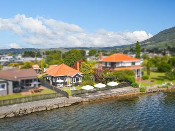 Utowana – A Rare Waterfront Legacy on Lake...