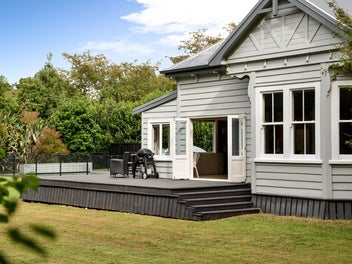 Classic Villa with Pool, Paddocks & Studio