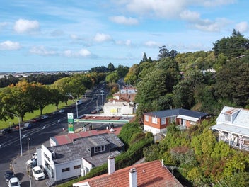 Elevated Sun, Views & Classic 60s Charm