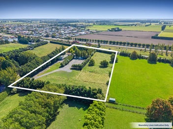 Lifestyle Freedom So Close To Town!!!