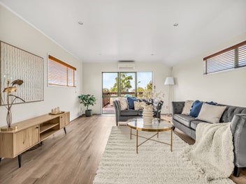 Sun-Filled Family Living with Sea Views!!