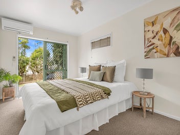 Sun-Filled Family Living with Sea Views!!