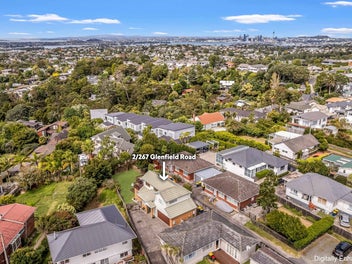 Sun-Filled Family Living with Sea Views!!