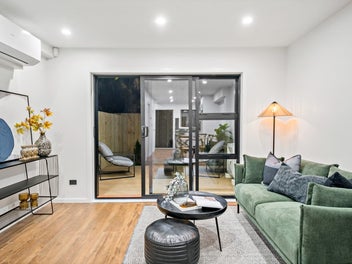 GREEN BAY ZONE MODERN HOME