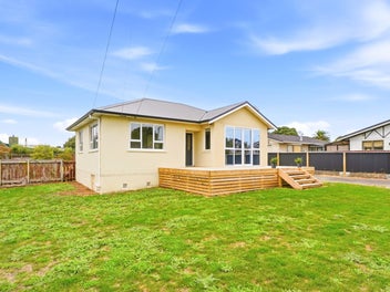 Comfort and convenience in a great neighbourhood!