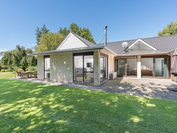 Lifestyle + location + privacy and paddocks!